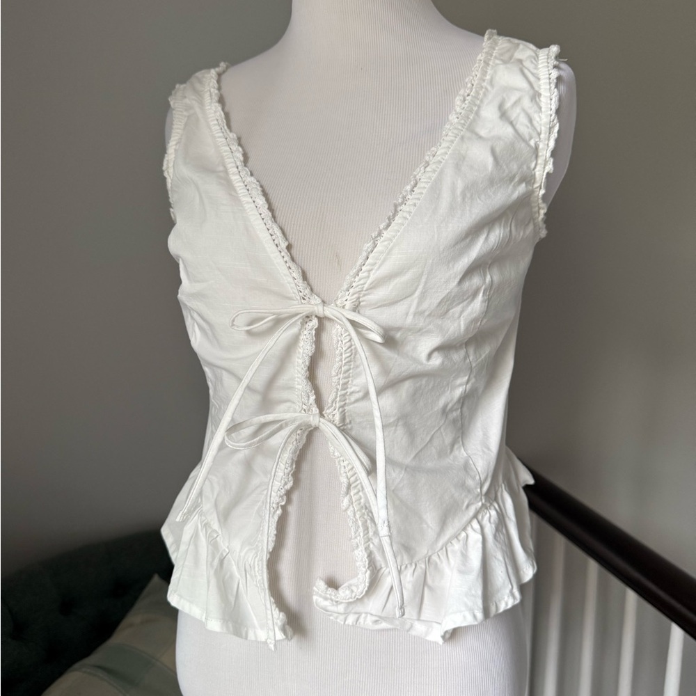 White cropped top with lace up detail
Size S